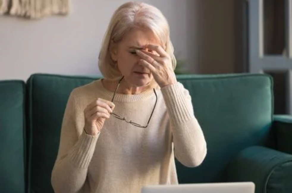 Blurred vision and headache: 5 possible causes